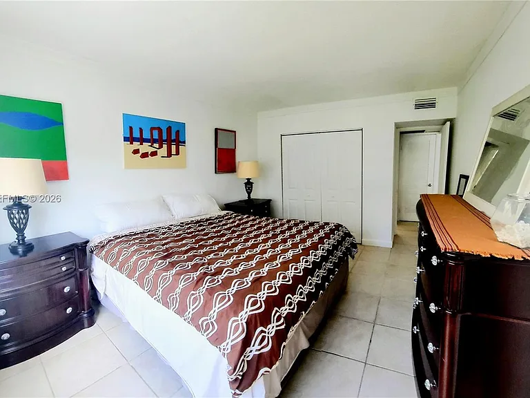 400 S Kings Point Dr #220 — Photo 8