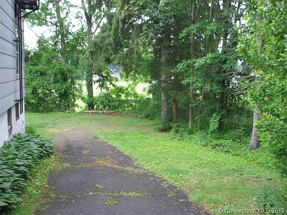 right side yard with park i...