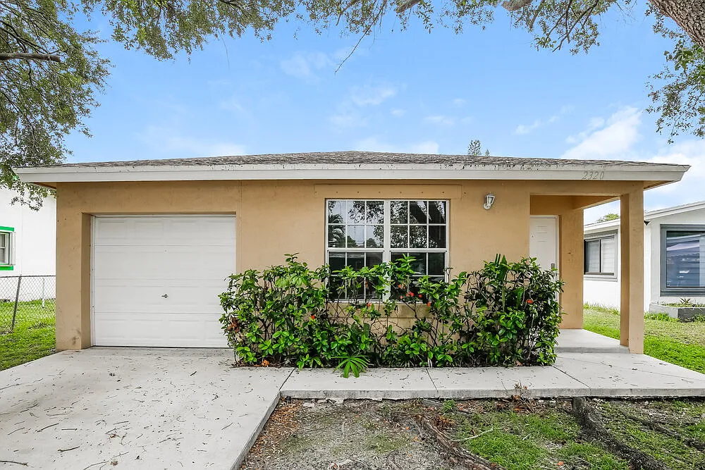 3 bed, 2.0 bath, 1258 sqft, $2,575 — Photo 1