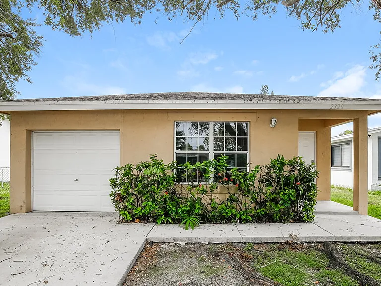 2320 Douglas St — Photo 1