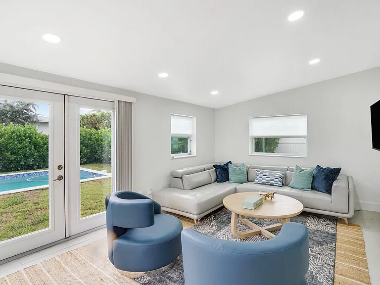 340 Summa St — Photo 13