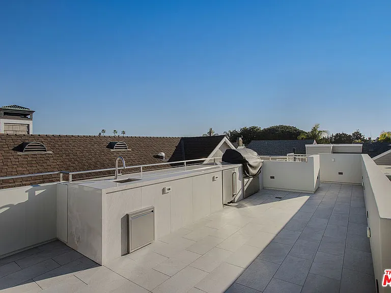 2105 E Balboa Blvd — Photo 37