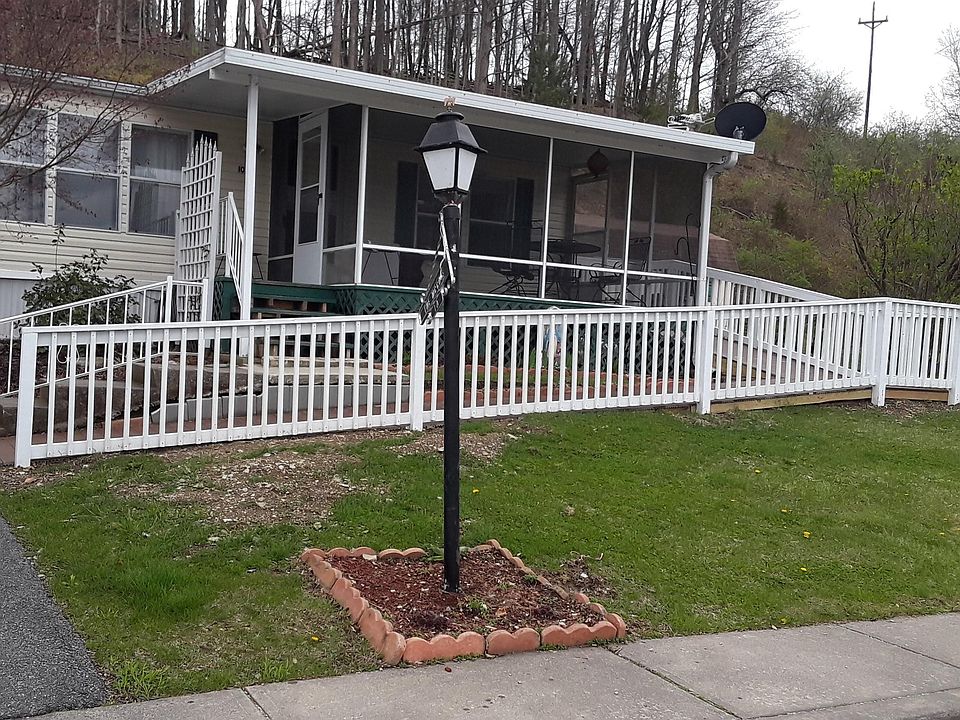 1st image of 10 Lexington Ln