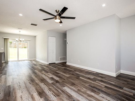 4th image of 310 Regal Park Dr
