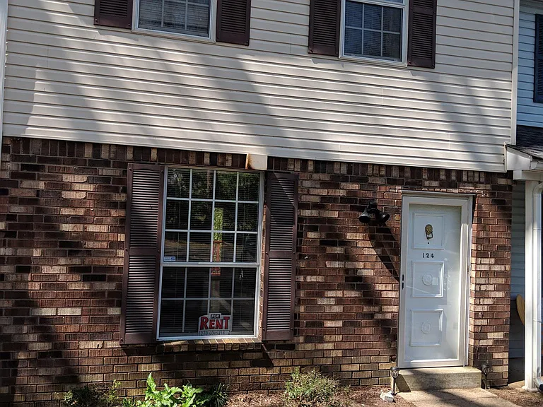 124 Five Oaks Dr — Photo 1