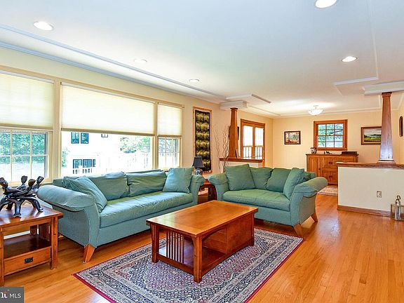 3rd image of 1535 Dahlia Ct