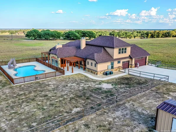 924 COUNTY ROAD 317, La Vernia, TX 78121