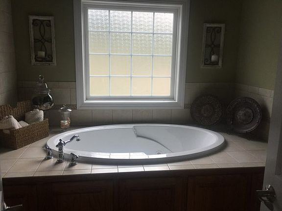 4th image of 1105 White Oak Dr