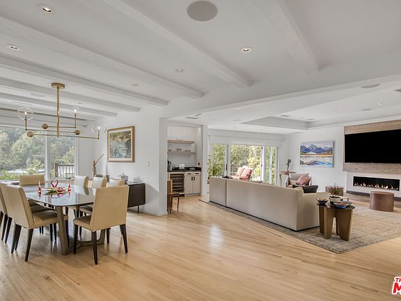 5th image of 1250 Roscomare Rd