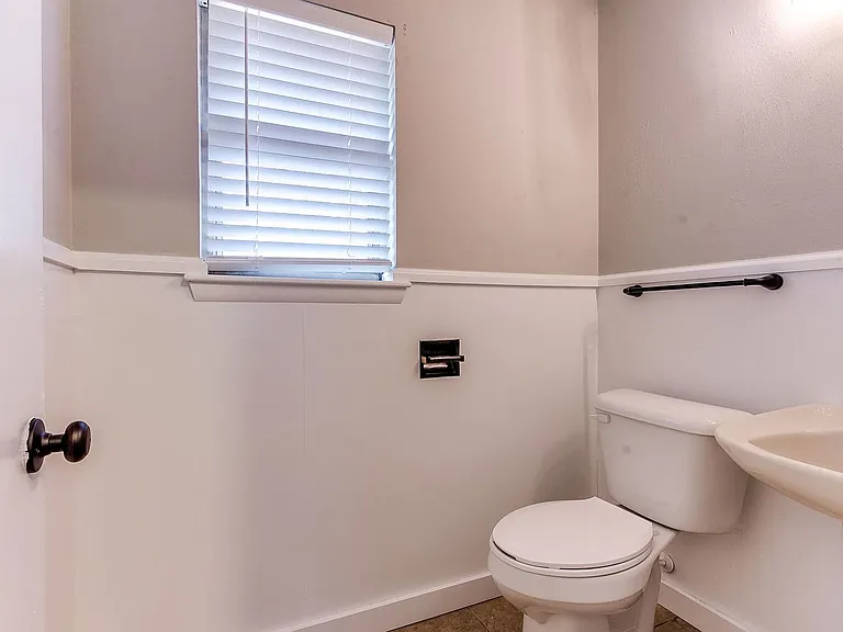 1909 Hardy Dr — Photo 24