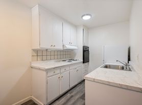 1372-1376 Creekside Dr.
