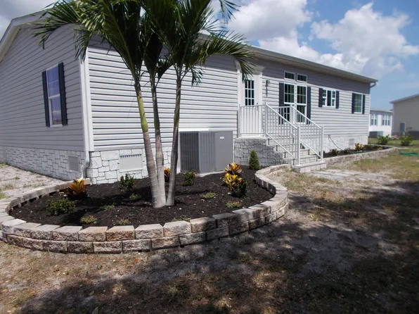 900 Hawthorn Cir, Barefoot Bay, FL 32976