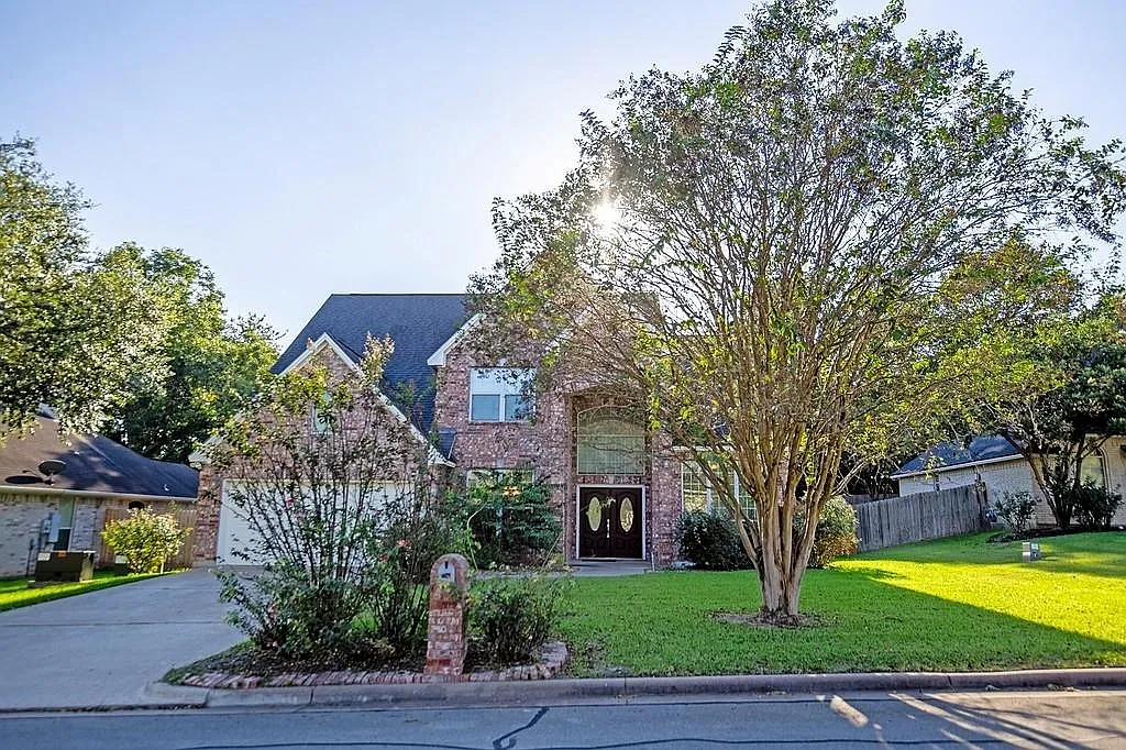 5 bed, 3.5 bath, 2937 sqft, $2,800 — Photo 1