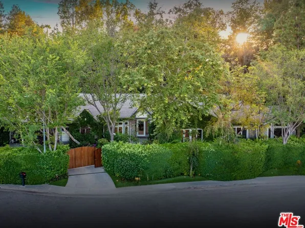 19012 Dorlon Dr, Tarzana, CA 91356