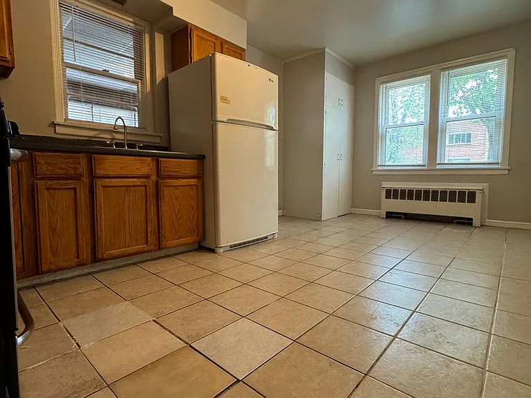 144-146 Custer Ave — Photo 12
