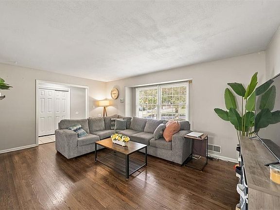 3rd image of 10036 Bennington Ave