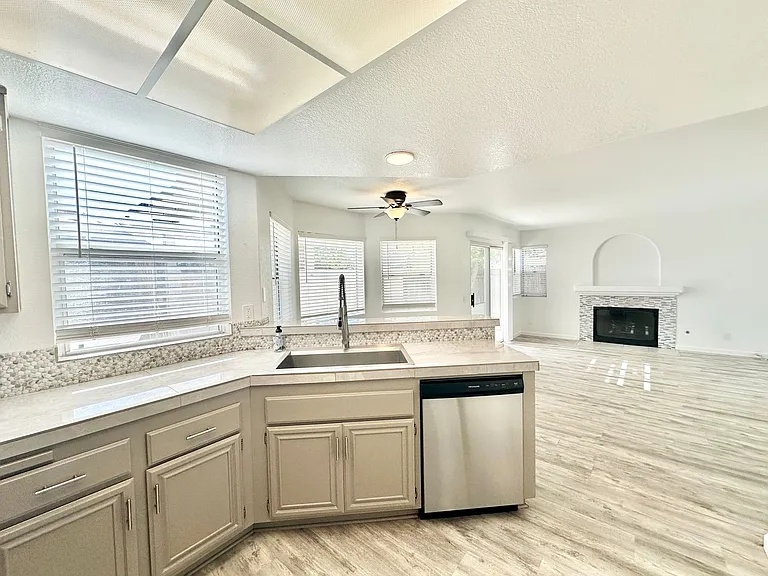266 Royal Glen Dr — Photo 13