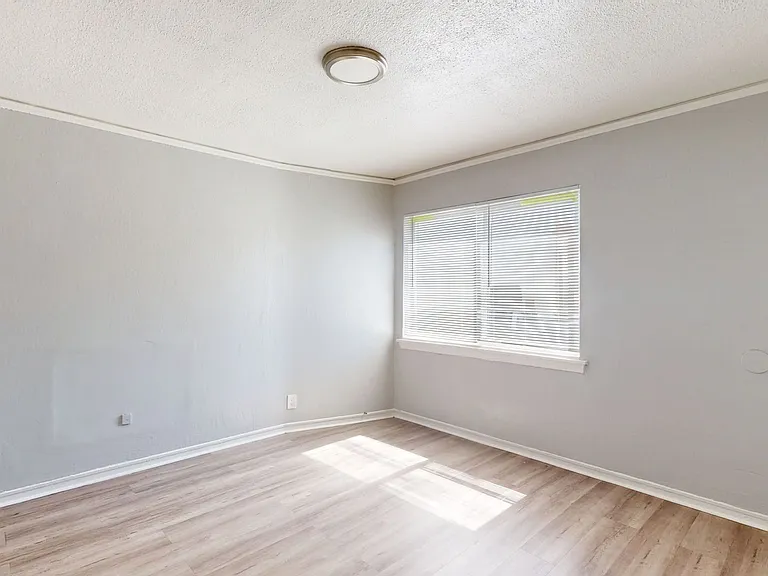6625 Bancroft Ave — Photo 19
