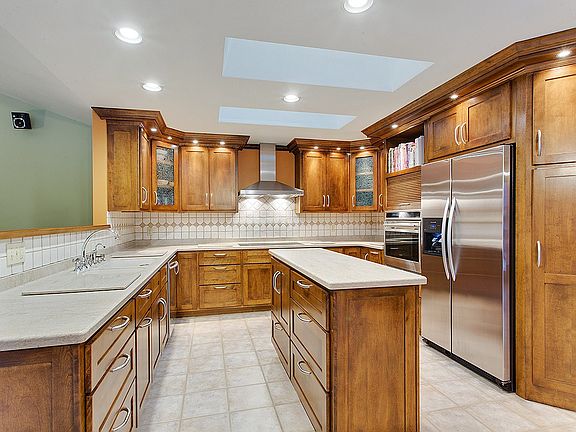 STUNNING kitchen w/island