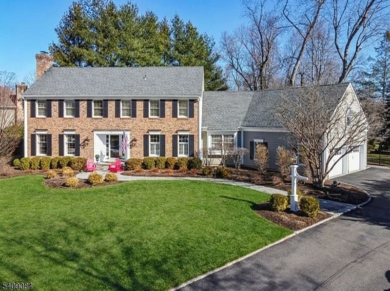 1st image of 9 Buttonwood Ln