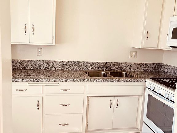 4th image of 7533 Lexington Ave #310