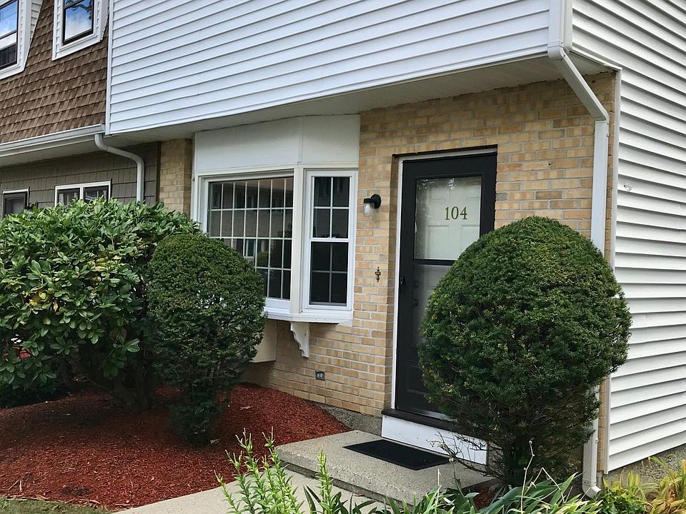 End unit townhouse in a small association. Only 18 units.