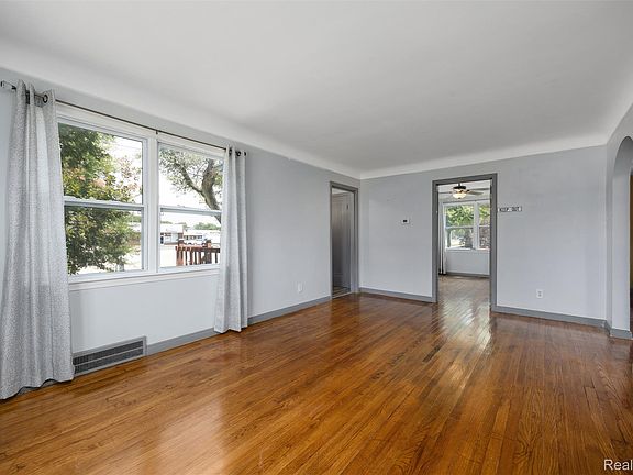 4th image of 33065 Garfield Rd
