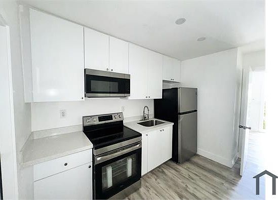 1st image of 885 SW 29th Ave #2