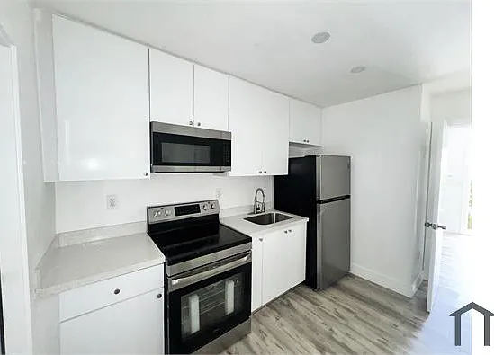 885 SW 29th Ave #2