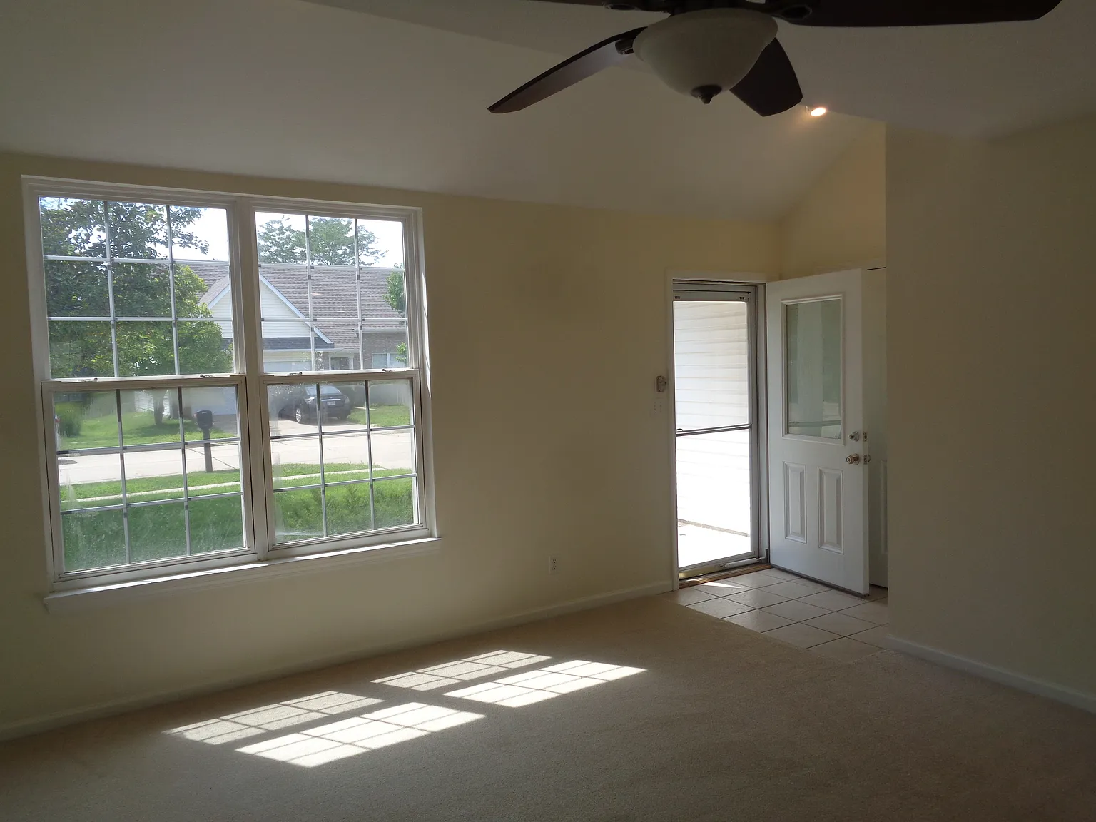 3 bed, 2.5 bath, 1686 sqft, $1,995 — Photo 3