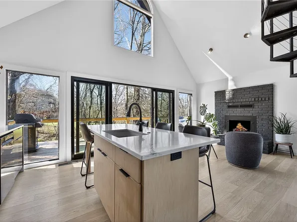 1701 NW 3rd St, Bentonville, AR 72712