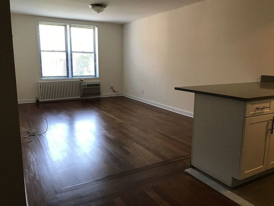 1st image of 3135 Crescent St APT 6C