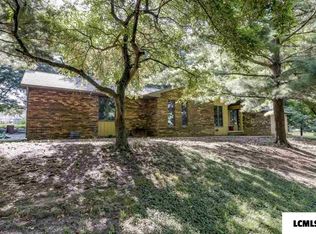 2 Oakwood Dr, Lincoln, IL 62656