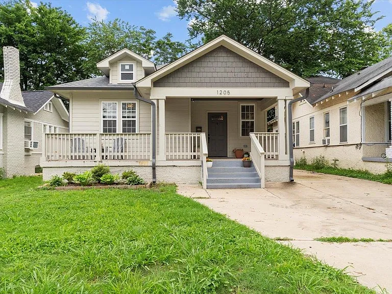 1205 Forrest Ave — Photo 2
