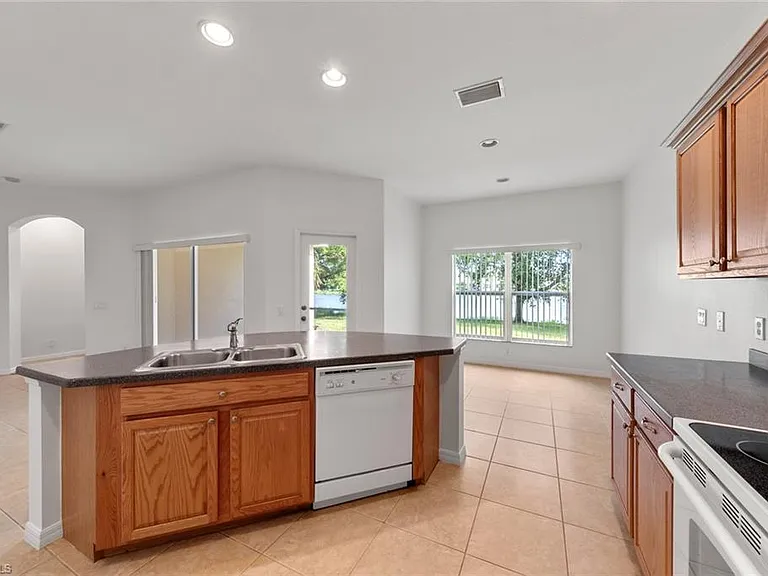 2410 Verdmont Ct — Photo 5