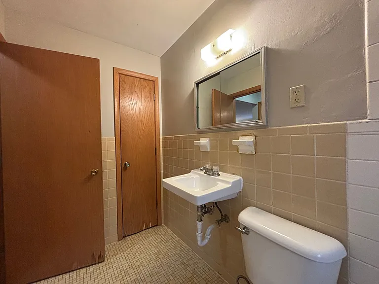 984 Van Buren Ave — Photo 11