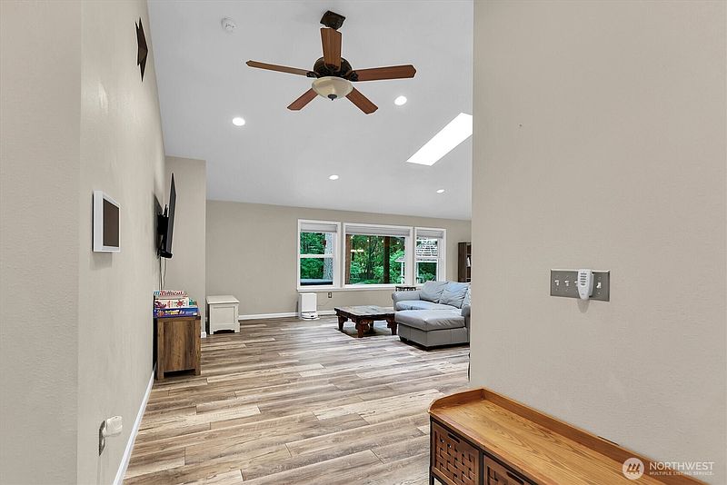 4th image of 19214 Patterson Road E