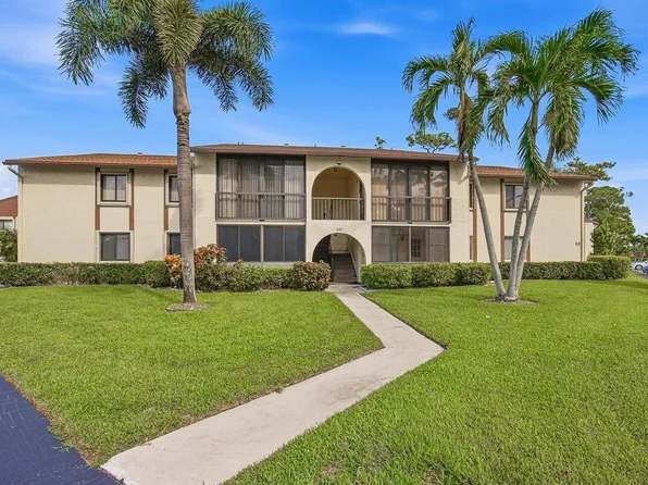 331 KNOTTY PINE Circle #D-2, Greenacres, FL 33463