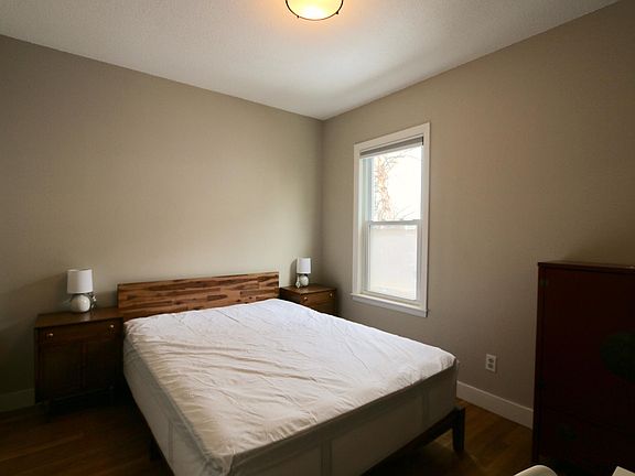 Bedroom A, queen size bed