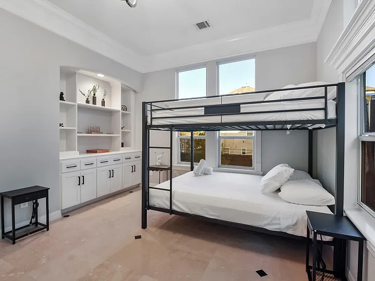 1202 W 25th St — Photo 12