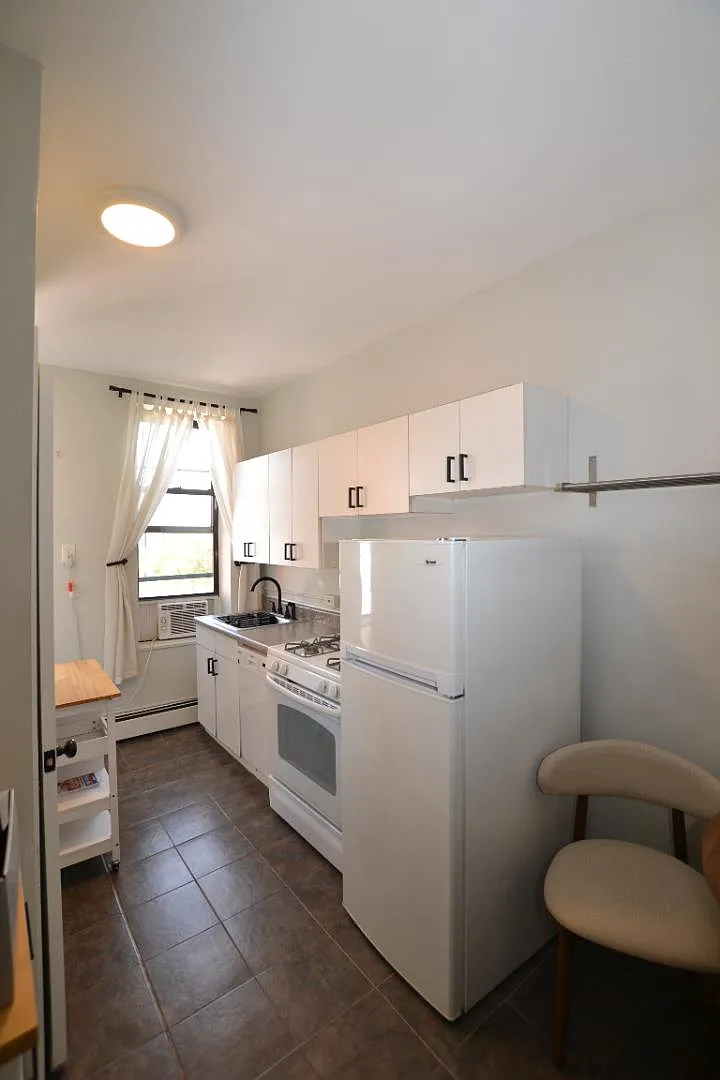 3rd and Clinton Affordable 1 Bedroom — Photo 2
