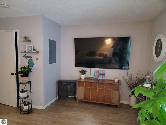 4th image of 3761 Vale Dr #6
