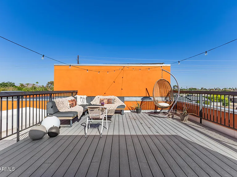 2740 E Roma Ave — Photo 37