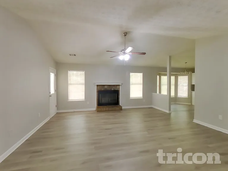 270 Rosewood Dr — Photo 2