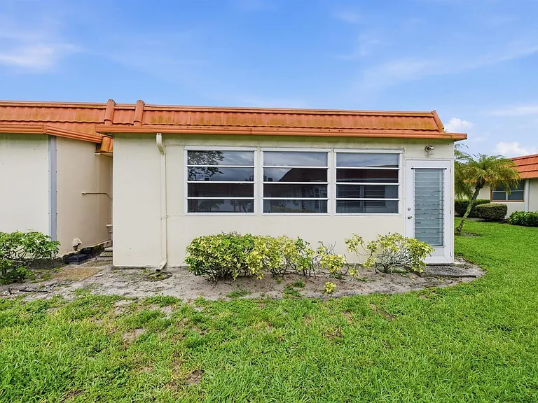 28 Seville Dr #B — Photo 33
