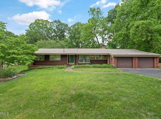 869 W Outer Dr, Oak Ridge, TN 37830