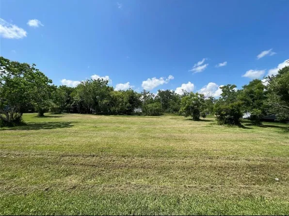 224 Coker St, Jones Creek, TX 77541