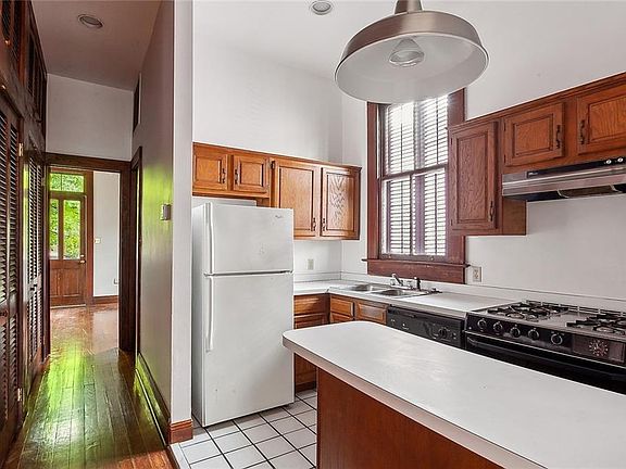 5th image of 818 Saint Peter St