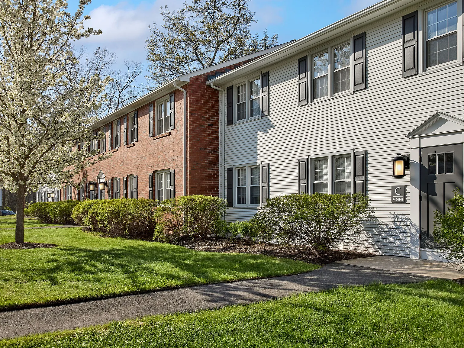 Avon Colonial Manor — Photo 4