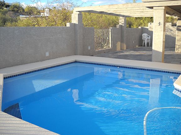 Pool with beach shelf 